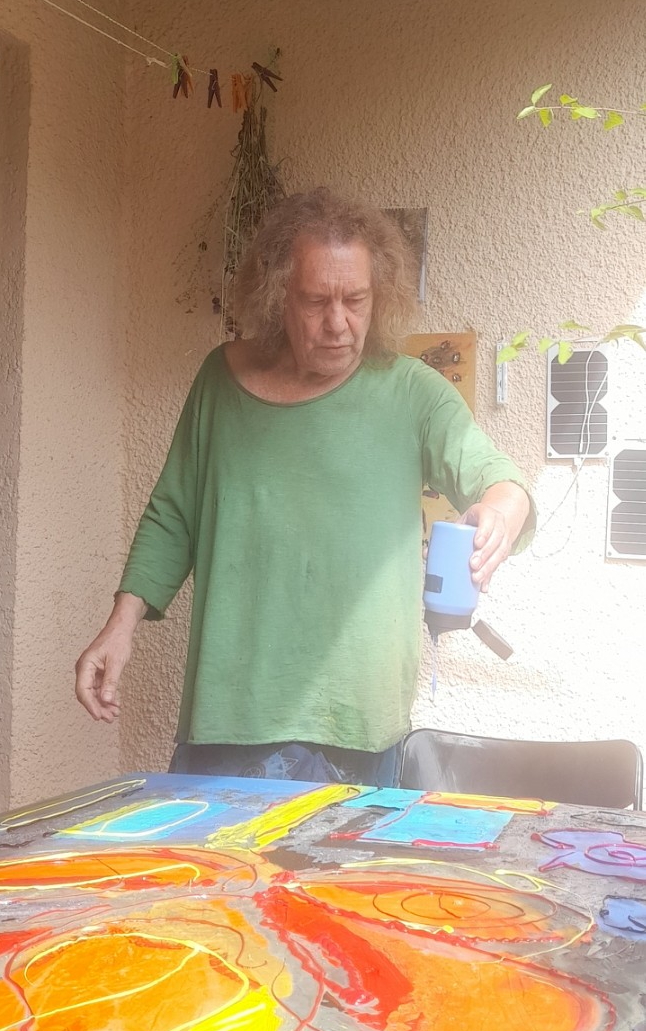 Chetan Reinhard auf dem Balkon beim malen im Juni 2025