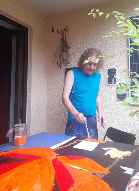 Chetan Reinhard auf dem Balkon beim malen im Juni 2025